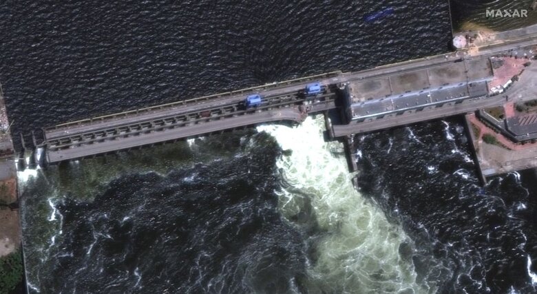 Спутниковые фото подорванной Каховской ГЭС и видео из области, на которых уже видно последствия подтоплений.