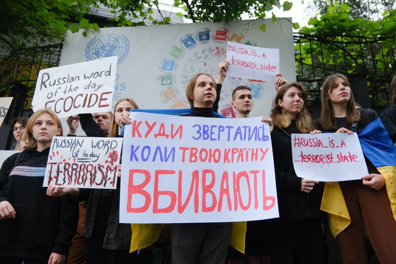 Под представительством ООН в Киеве проходит акция протеста с участием больше ста человек. Они скандируют слово Useless.