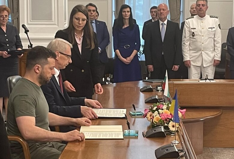 Президенти підписали Спільну декларацію щодо євроатлантичної інтеграції України. Згідно з цим документом, Болгарія підтверджує готовність брати участь у повоєнному відновленні України та продовжуватиме надавати політичну та матеріальну підтримку.