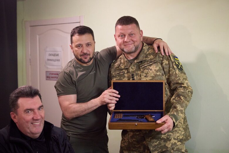 Зеленский поздравил Залужного и Сырского с прошлым днем рождения. Главнокомандующему ВСУ подарил именное оружие, а командующему Сухопутными войсками – картину.