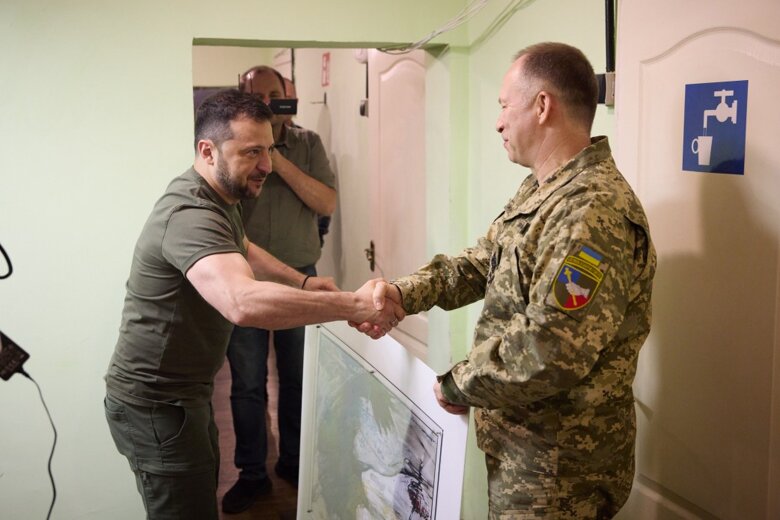 Зеленський привітав Залужного та Сирського з минулим днем народження. Головнокомандувачу ЗСУ подарував іменну зброю, а командувачу Сухопутних військ – картину.