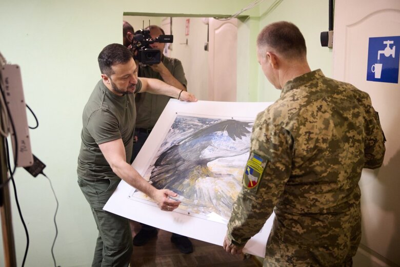Зеленский поздравил Залужного и Сырского с прошлым днем рождения. Главнокомандующему ВСУ подарил именное оружие, а командующему Сухопутными войсками – картину.