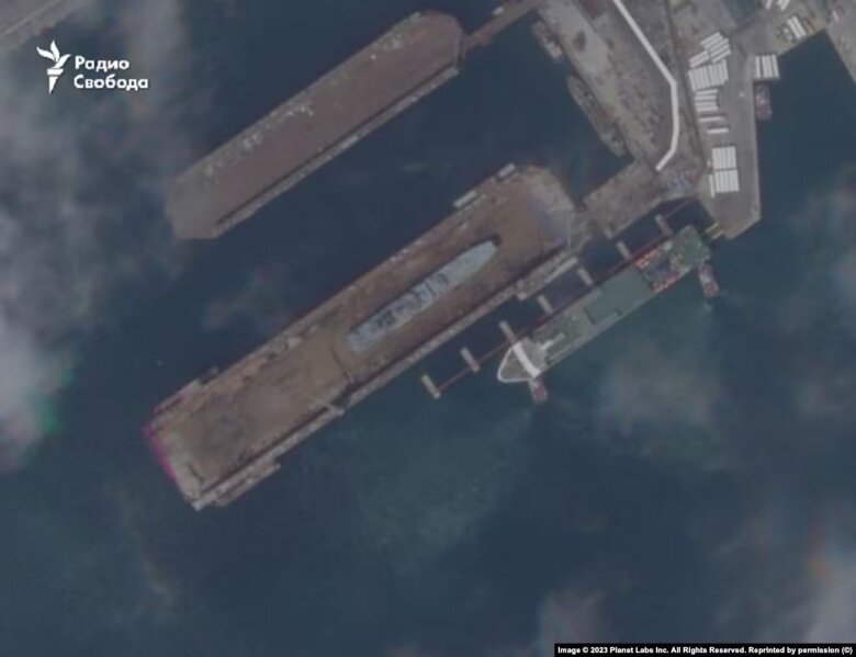 Оккупанты отбуксировали поврежденный корабль Оленегорский горняк в док в порту Новороссийская для ремонта – спутниковое фото.