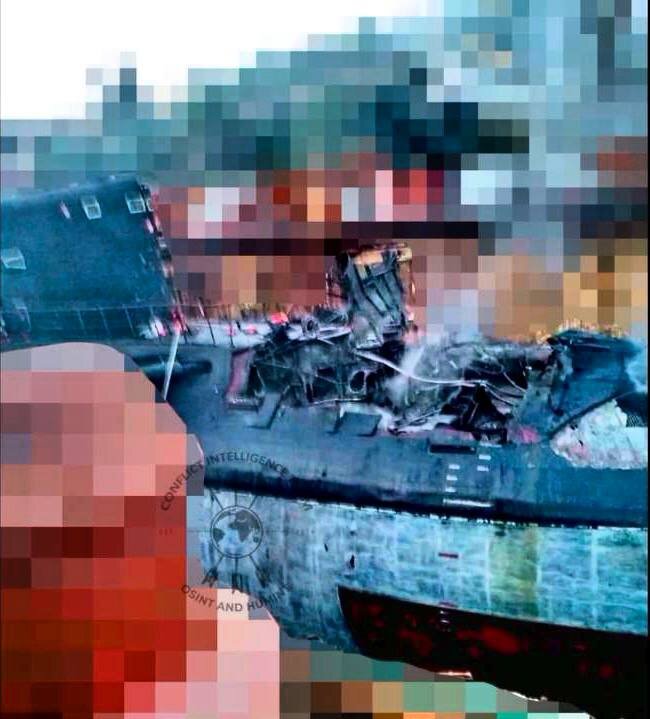 Проєкт Conflict Intelligence Team оприлюднив фото пошкодженого в Севастополі російського підводного човна Ростов-на-Дону. Судячи з фото, субмарина отримала два удари.