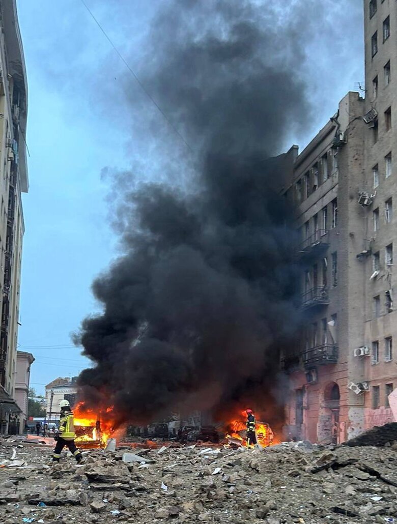 Фото и видео последствий атаки на Харьков. Повреждены два многоквартирных дома и разрушен трехэтажный жилой дом, погиб ребенок, больше 20 человек ранены.