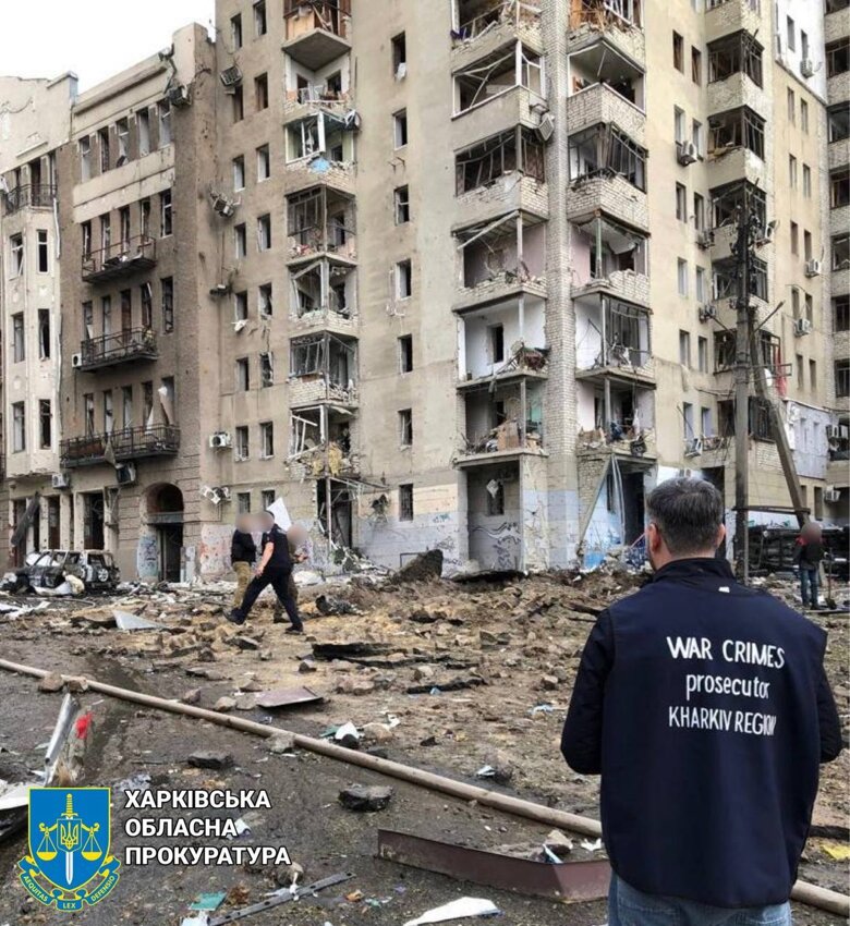 Фото и видео последствий атаки на Харьков. Повреждены два многоквартирных дома и разрушен трехэтажный жилой дом, погиб ребенок, больше 20 человек ранены.