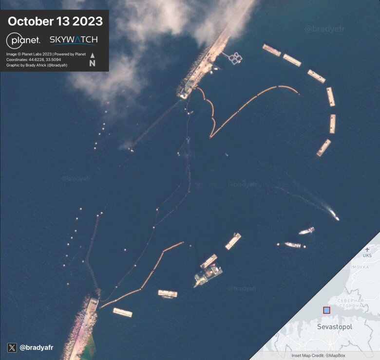 В сети опубликовали спутниковый снимок из Севастопольской бухты. На нем видно, что на входе в бухту россияне устанавливают новые заграждения.
