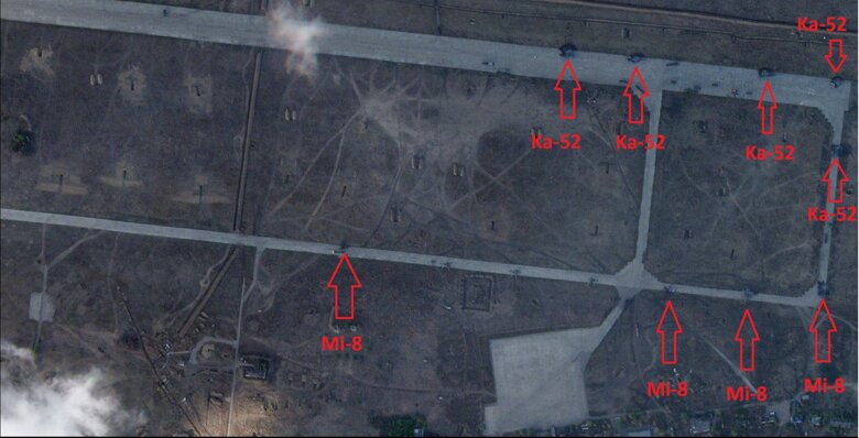 На спутниковых снимках видно, что россияне убрали часть вертолетов с аэродрома в Бердянске после ракетной атаки.
