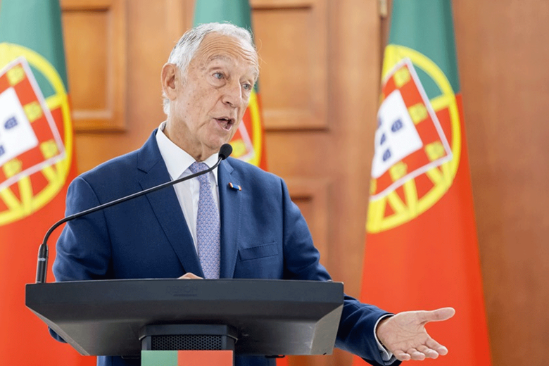 Президент Португалии Марсело Ребелу де Соуза решил распустить парламент после отставки премьера Антониу Кошта. Досрочные выборы должны пройти в марте.