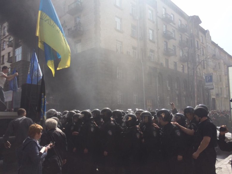 Під будівлею Адміністрації Президента відбулися невеликі сутички між правоохоронцями та активістами Автомайдану.