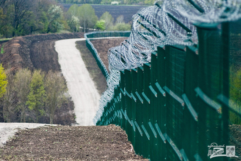 У 2015 році в межах Чернігівської та Харківської областей на кордоні з Росією було обладнано понад 230 км протитанкових ровів і 75 км захисної огорожі