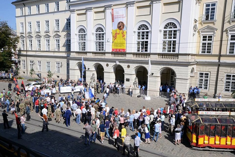 Сегодня, 9 июня, протестующие ворвались в зал Львовского городского совета и захватили трибуну.