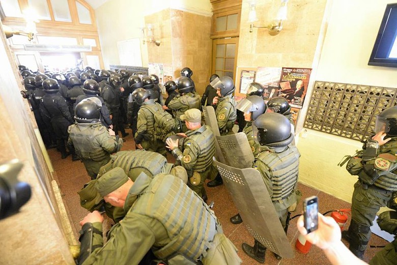 Сегодня, 9 июня, протестующие ворвались в зал Львовского городского совета и захватили трибуну.