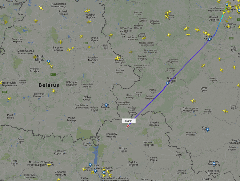 Российский самолет Ан-148, который ранее спецрейсом забирал из Киева российских ГРУшников Евгения Ерофеева и Александра Александрова, пересек границу с Украиной.
