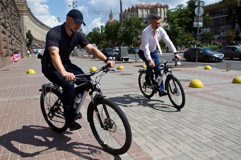 100 велосипедів зі спорядженням передав сьогодні патрульній поліції Києва міський голова столиці Віталій Кличко, тим самим виконавши свою обіцянку.