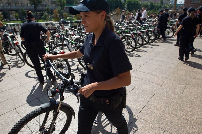 100 велосипедов со снаряжением передал сегодня патрульной полиции Киева городской голова столицы Виталий Кличко, тем самым выполнив свое обещание.