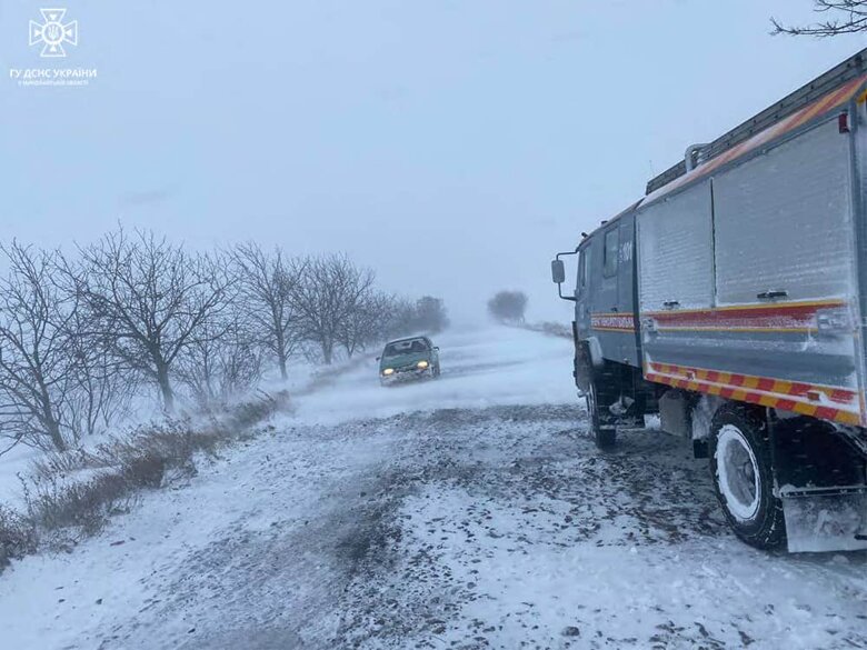 Найгірша ситуація наразі спостерігається на Одещині. Регіон засипало снігом, на дорогах утворилася ожеледиця. Через погіршення погоди на трасах перекрили рух транспорту, на дорогах сталися численні ДТП.