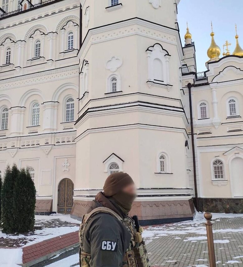 Сотрудники СБУ пришли с обысками в Почаевскую Успенскую лавру, сообщили СМИ. Предварительно, из-за распространения российской идеологии представителями лавры.