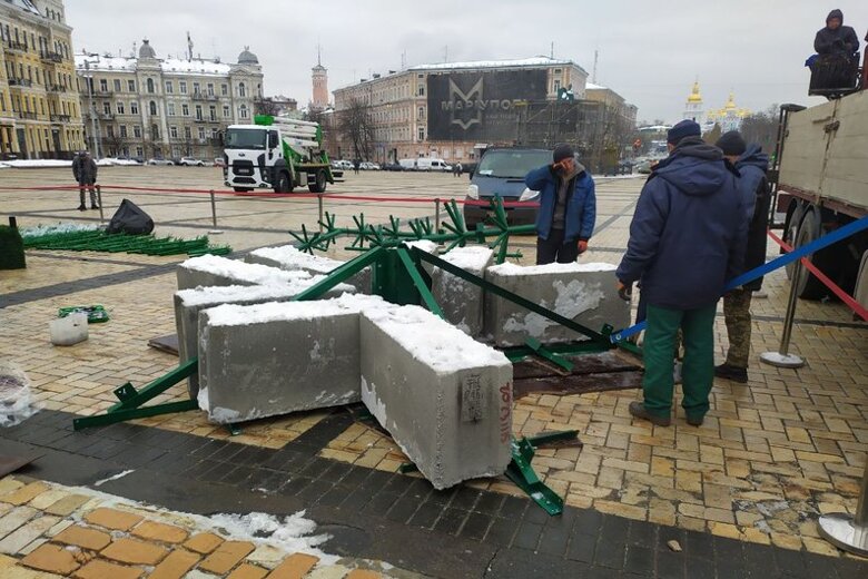 На Софийской площади начали устанавливать новогоднюю елку. Открытие состоится уже 6 декабря, на День Святого Николая.