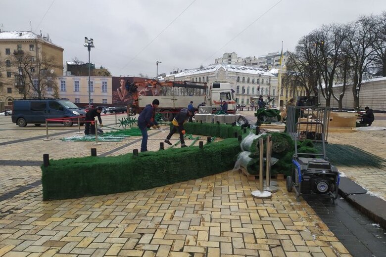 На Софійській площі почали встановлювати новорічну ялинку. Відкриття відбудеться вже 6 грудня, на День Святого Миколая.