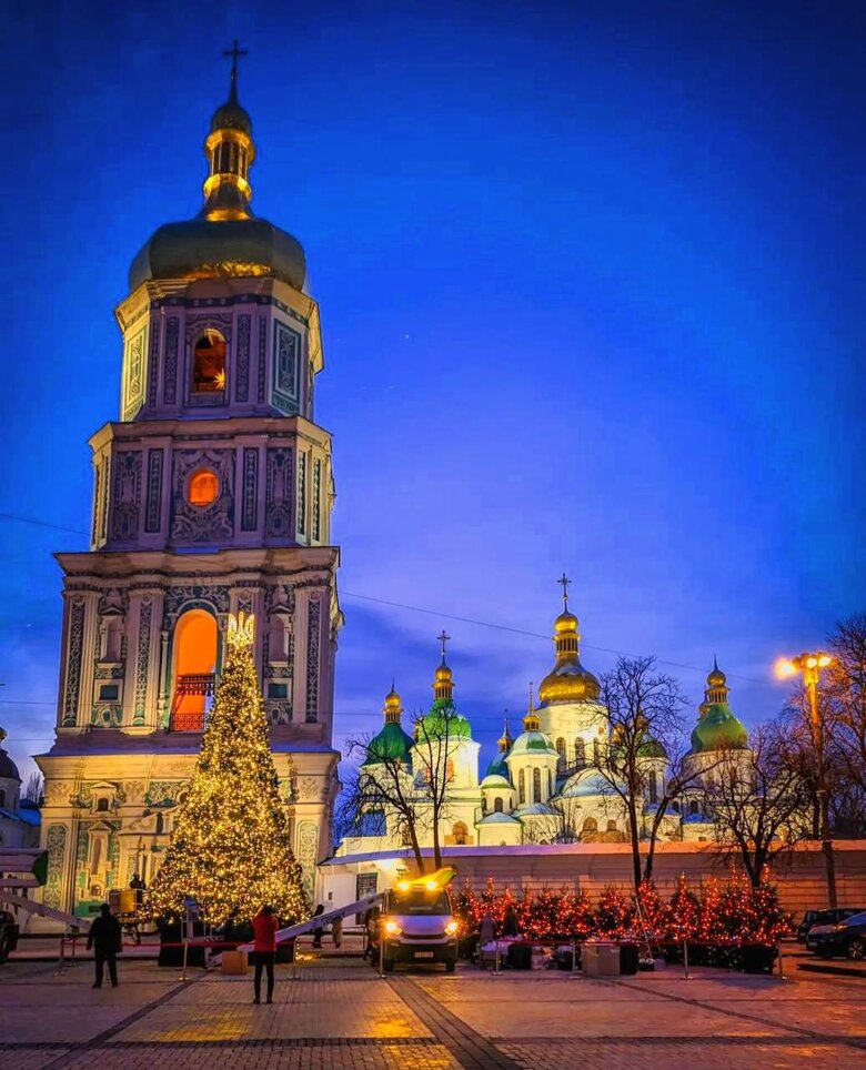 В Киеве к вечеру 5 декабря украсили главную елку страны и зажгли праздничные огни. Завтра состоится официальное открытие.