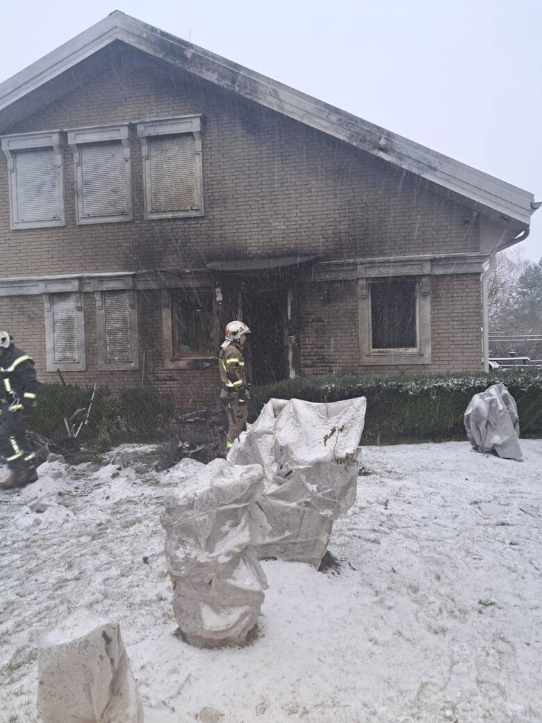 В Киевской области обломки сбитых российских ракет повредили частные дома в нескольких общинах. Попаданий в объекты критической инфраструктуры нет.