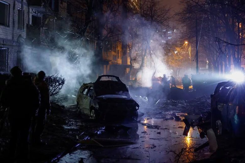 Фото последствий ночной ракетной атаки на Киев. Обломки десяти сбитых ракет упали в Дарницком, Днепровском и Деснянском районах. Пострадали больше полусотни человек.