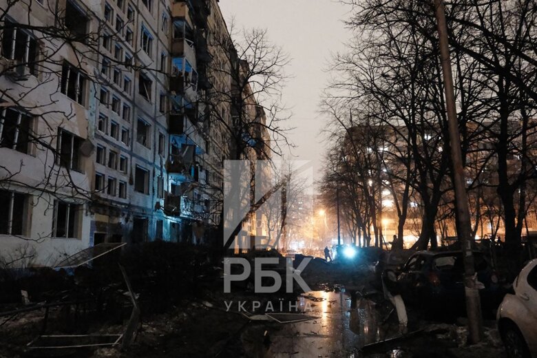 Фото наслідків нічної ракетної атаки на Київ. Уламки десяти збитих ракет впали у Дарницькому, Дніпровському та Деснянському районах. Постраждали понад півсотні людей.