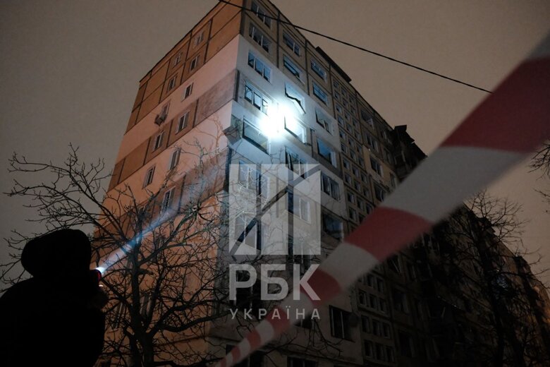 Фото наслідків нічної ракетної атаки на Київ. Уламки десяти збитих ракет впали у Дарницькому, Дніпровському та Деснянському районах. Постраждали понад півсотні людей.