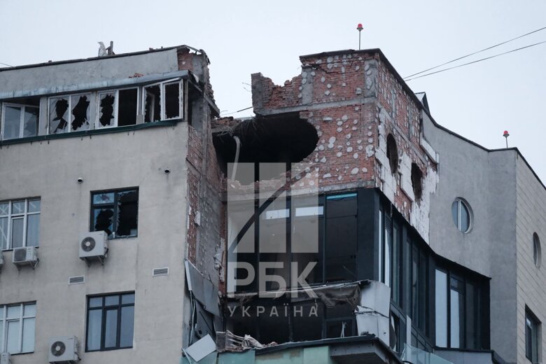 З'явились нові фото пошкодженого багатоповерхового житлового будинку у Солом'янському районі Києва. Вночі у нього влучили уламки дрону.