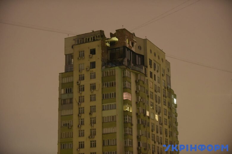 Появились новые фото поврежденного многоэтажного жилого дома в Соломянском районе Киева. Ночью в него попали обломки дрона.