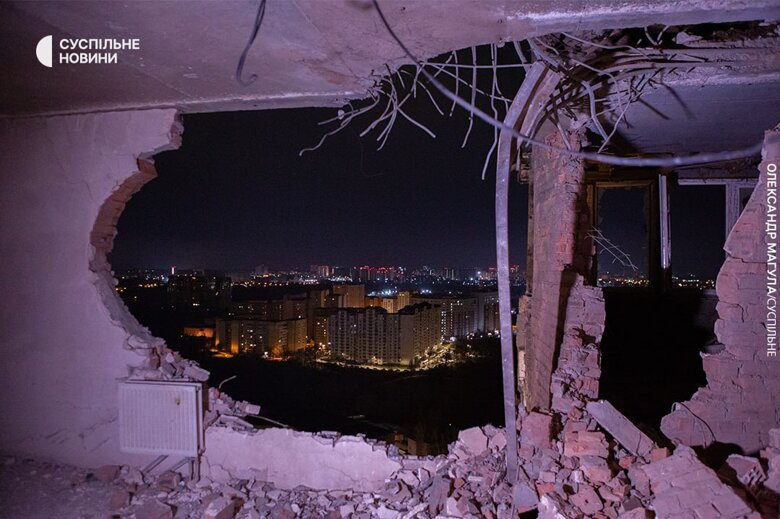 З'явились нові фото пошкодженого багатоповерхового житлового будинку у Солом'янському районі Києва. Вночі у нього влучили уламки дрону.