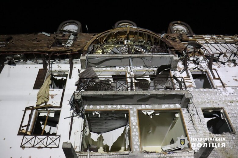 Внаслідок ракетного удару росії по готелю в Харкові поранено 11 людей. Фото з місця події.