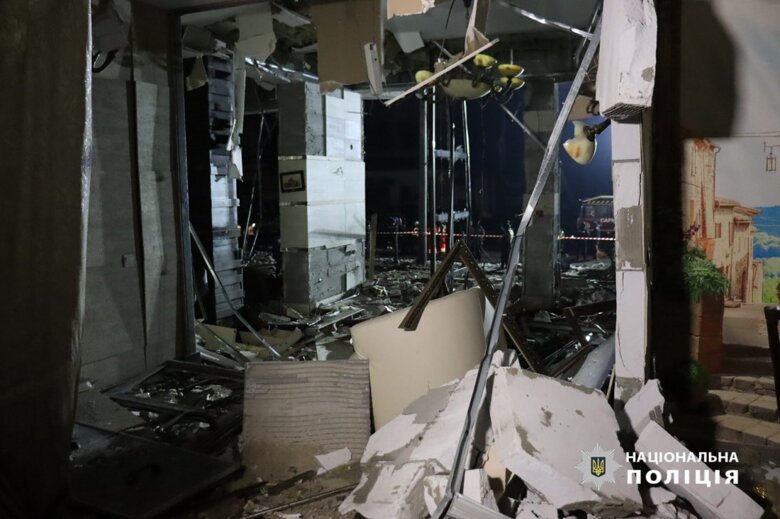 В результате ракетного удара рф по отелю в Харькове ранены 11 человек. Фото с места происшествия.