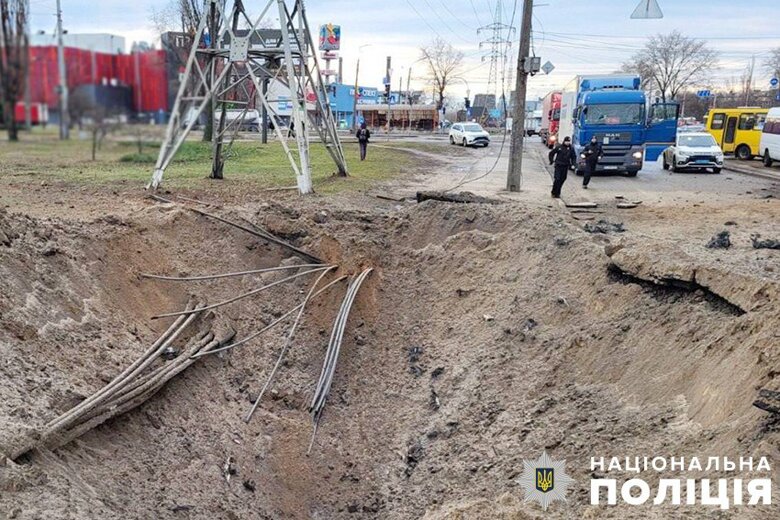 В Киеве уже 13 раненых в результате ракетных ударов. В МВД допускают, что под завалами в горящем жилом доме есть погибшие.