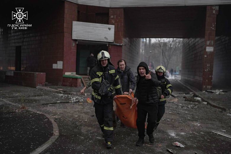 У Києві вже 13 поранених унаслідок ракетних ударів. У МВС припускають, що під завалами в житловому будинку, що горить, є загиблі.