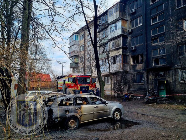 Появились фото последствий первой за 44 дня ракетной атаки на Киев. Пострадали три района города.
