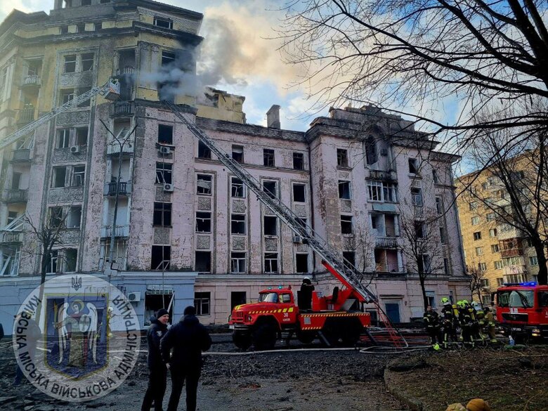 З'явились фото наслідків першої за 44 дні ракетної атаки на Київ. Постраждали три райони міста.