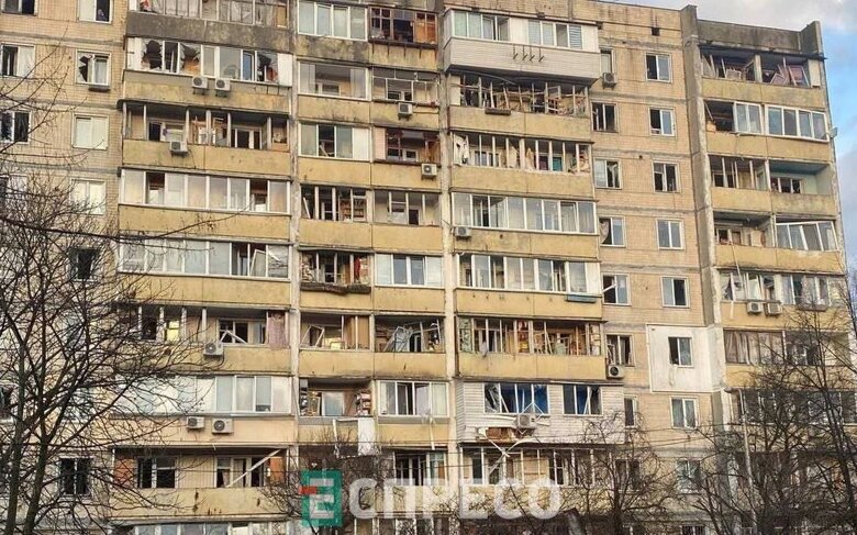 З'явились фото наслідків першої за 44 дні ракетної атаки на Київ. Постраждали три райони міста.