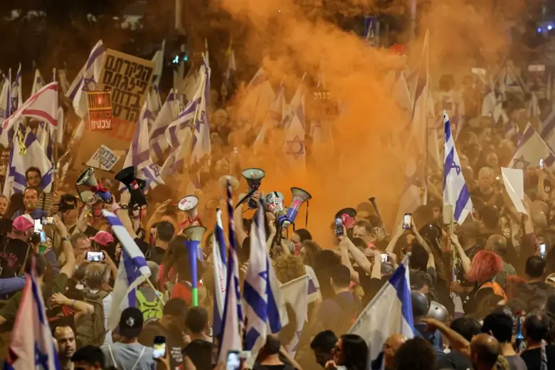 В Израиле протестующие требуют отставки премьер-министра Биньямина Нетаньяху и освобождения заложников ХАМАС.