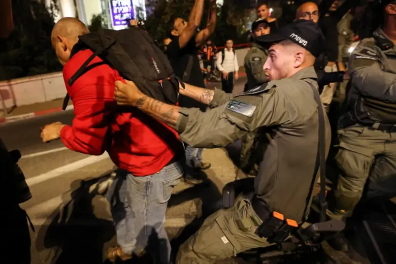 В Ізраїлі протестувальники вимагають відставки прем'єр-міністра Біньяміна Нетаньягу та звільнення заручників ХАМАС.