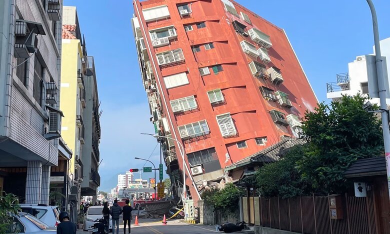 На Тайване произошло землетрясение магнитудой 7,4, оно стало самым мощным за последние 25 лет. Есть погибшие и раненые.