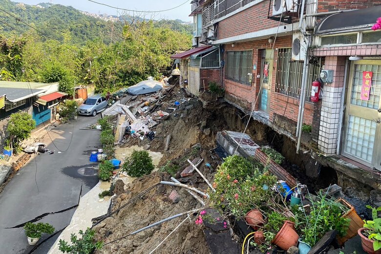 На Тайване произошло землетрясение магнитудой 7,4, оно стало самым мощным за последние 25 лет. Есть погибшие и раненые.
