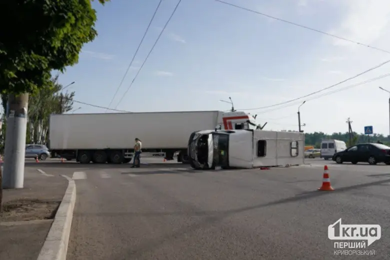 У Кривому Розі на перехресті фура врізалася у маршрутку, від чого та перекинулася. Постраждали 22 особи.