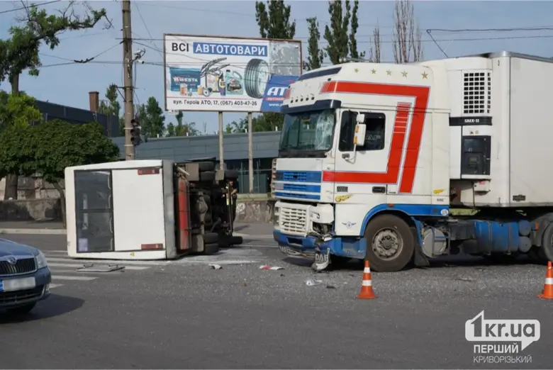 У Кривому Розі на перехресті фура врізалася у маршрутку, від чого та перекинулася. Постраждали 22 особи.