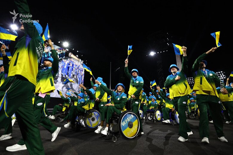 У Парижі відбулась церемонія відкриття Паралімпійських ігор-2024. Український прапор несли 38-річна фехтувальниця Олена Федота-Ісаєва та 37-річний веслувальник Роман Полянський.