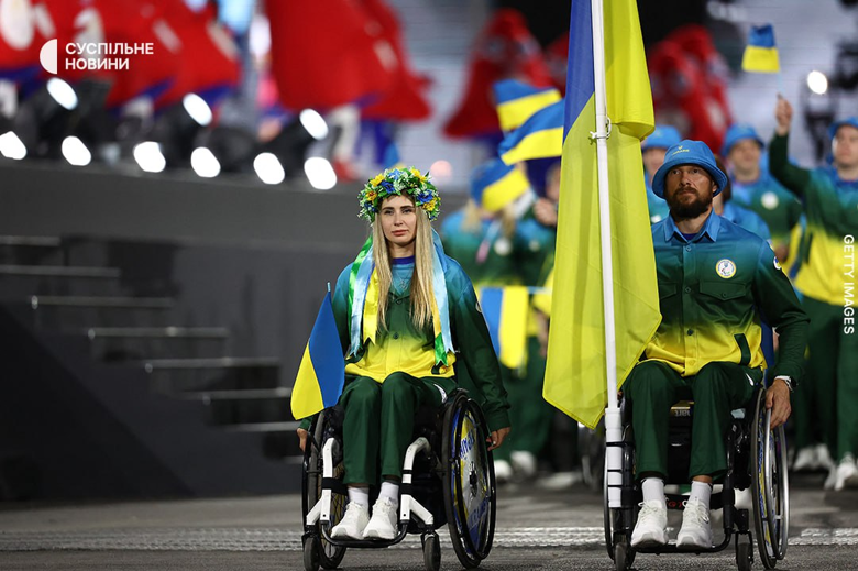 У Парижі відбулась церемонія відкриття Паралімпійських ігор-2024. Український прапор несли 38-річна фехтувальниця Олена Федота-Ісаєва та 37-річний веслувальник Роман Полянський.