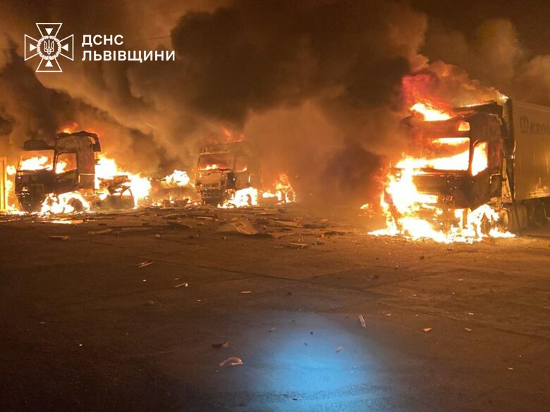 З'явилися фото пожежі у промисловій зоні під Львовом, яка почалася після падіння уламків дронів.