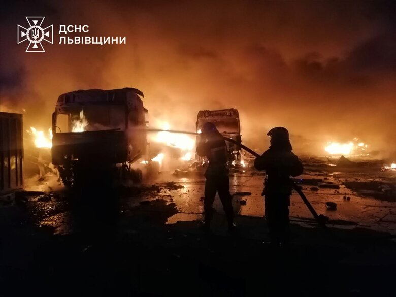 З'явилися фото пожежі у промисловій зоні під Львовом, яка почалася після падіння уламків дронів.