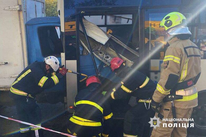 В результате столкновения Газели и маршрутки в Киеве погибла женщина. Водитель был трезвым и утверждает, что у автомобиля отказали тормоза.